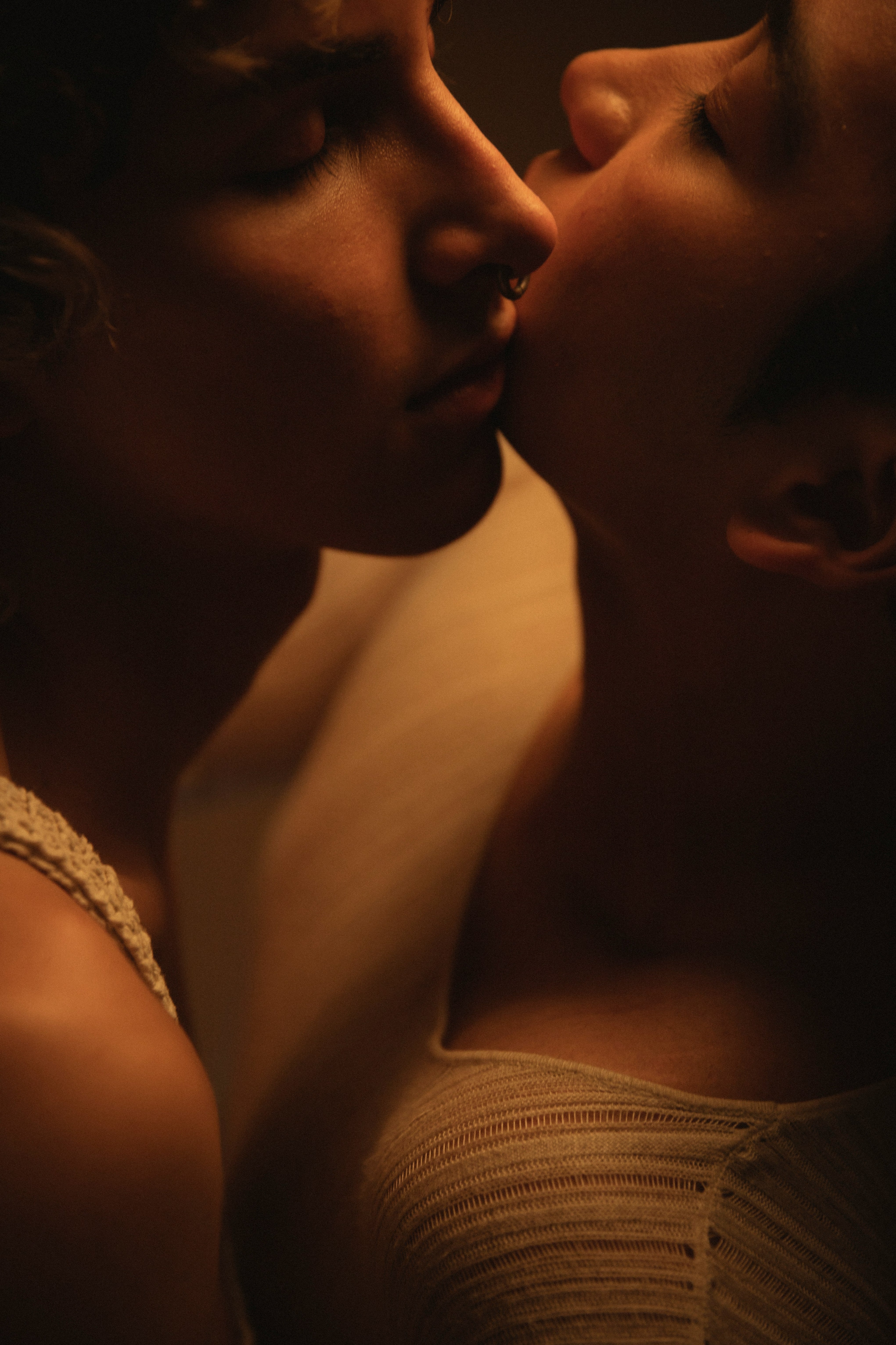 why do we lean right when we kiss?